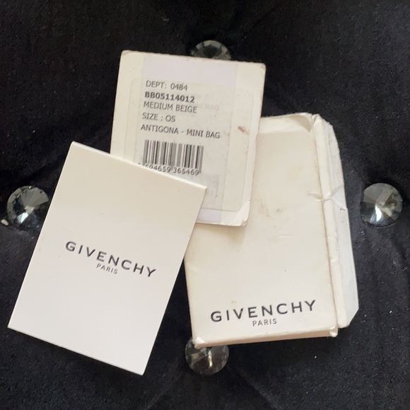 Givency Antigona Mini Bag - Picture 8 of 10